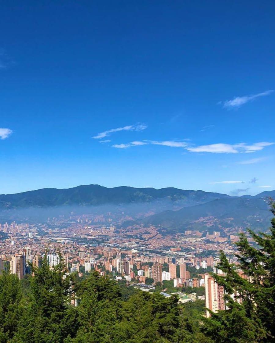 Medellín, Colombia bajo un cielo azul despejado, destino para trasplante capilar