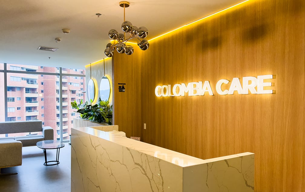 Recepción de la clínica Colombia Care en El Poblado, Medellín