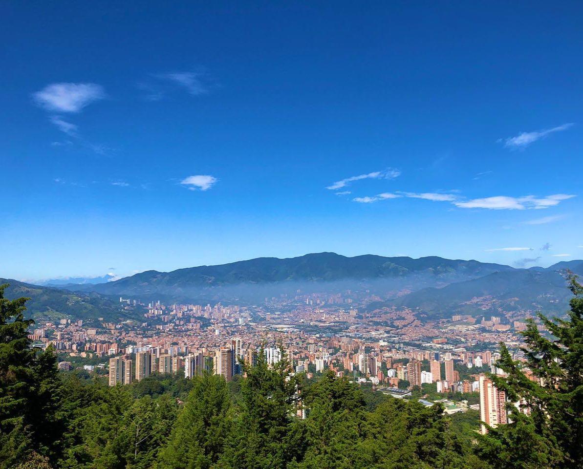 Medellín y el Valle de Aburrá en un día despejado, tu destino para un paquete de carillas todo incluido