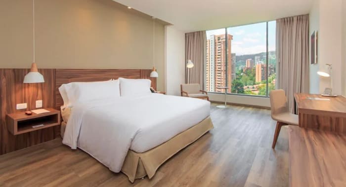 4-star hotel near Colombia Care Dental clinic