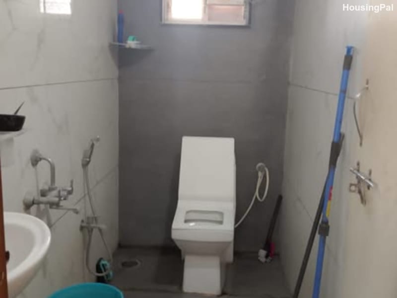 1 Room in 3 BHK Semi-Furnished Flat in Manikonda
