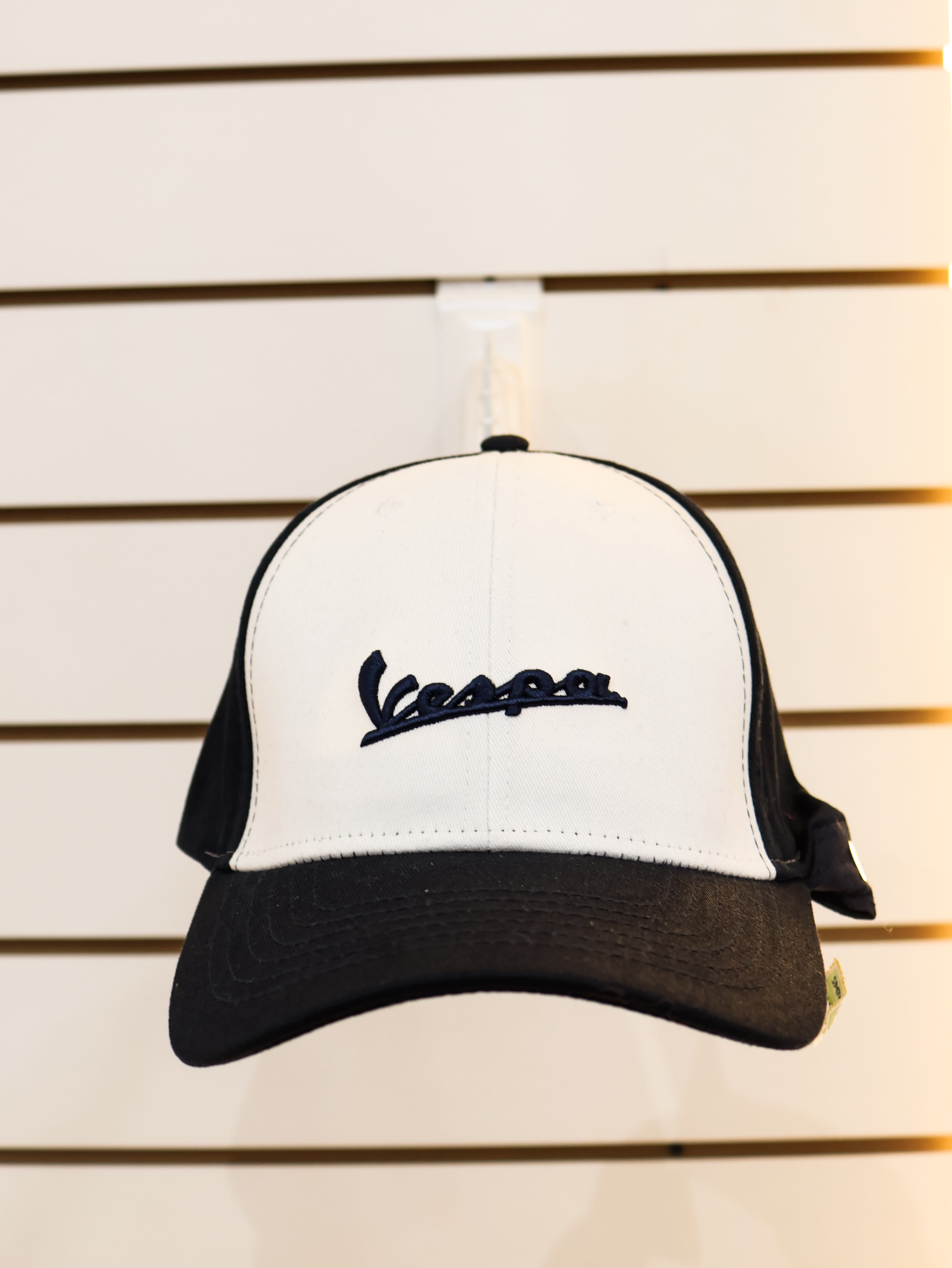 Gorra Vespa Azul y Blanca 2