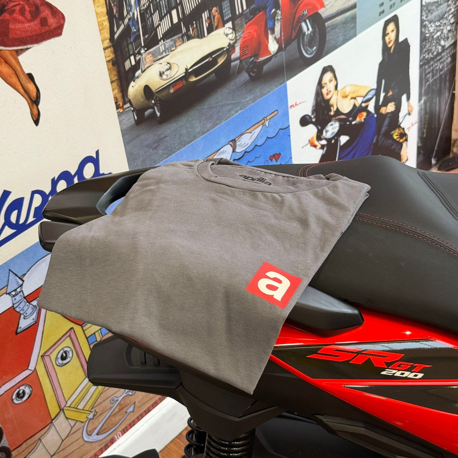 Remera Aprilia Gris Logo - Thumbnail 3