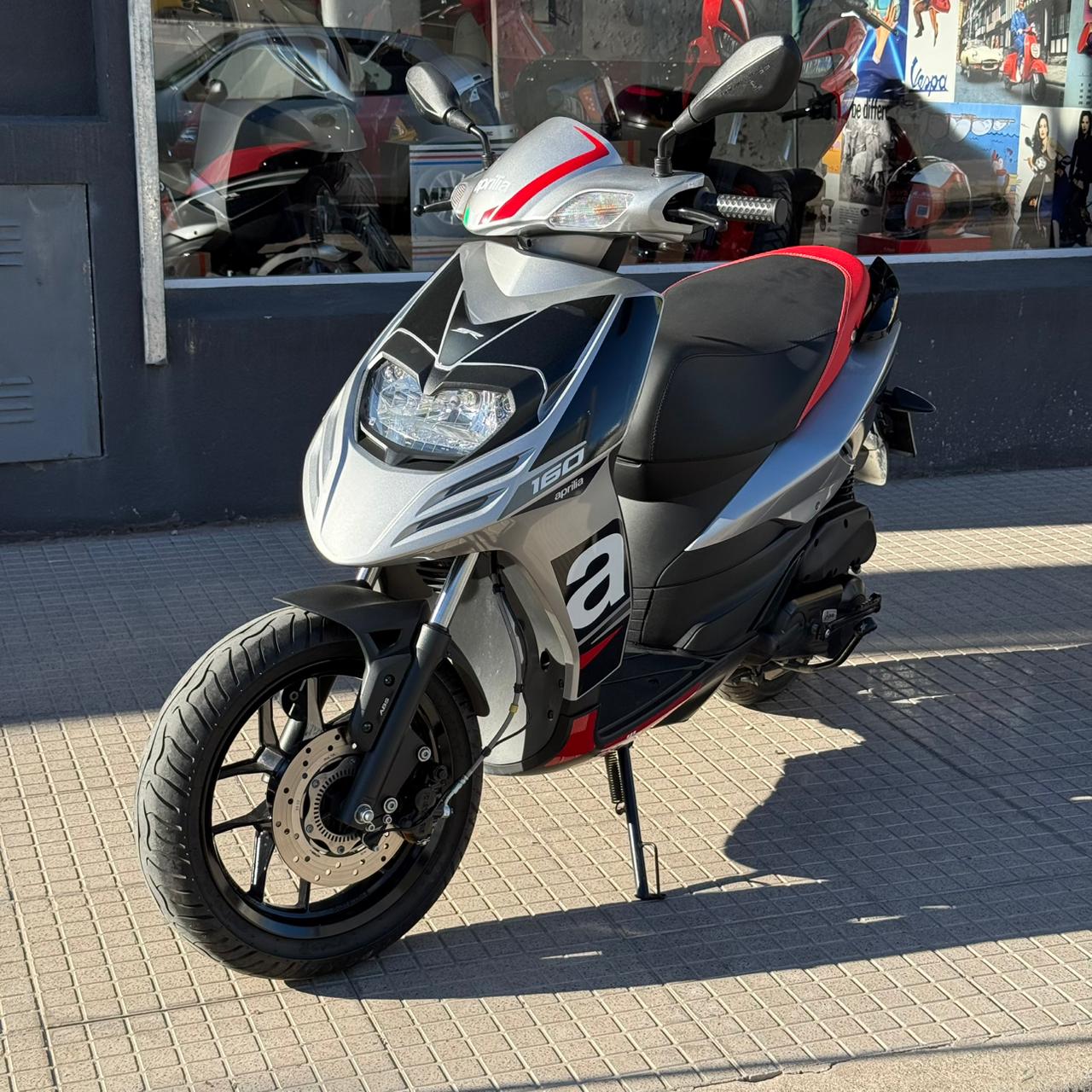 Aprilia SR 160 Gris - Thumbnail 3