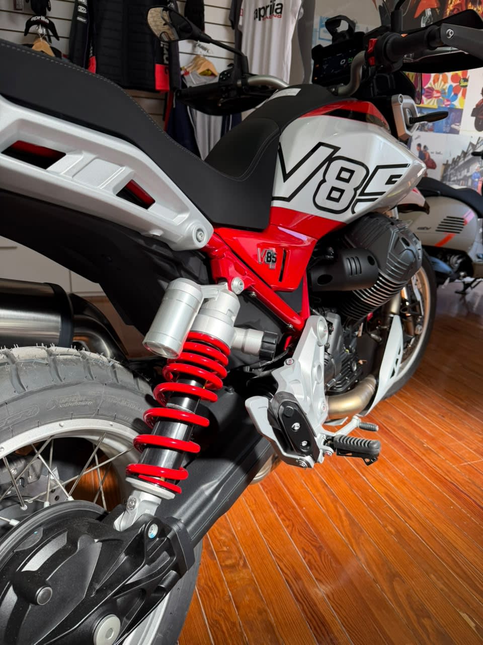 Moto Guzzi V85 TT - Thumbnail 8