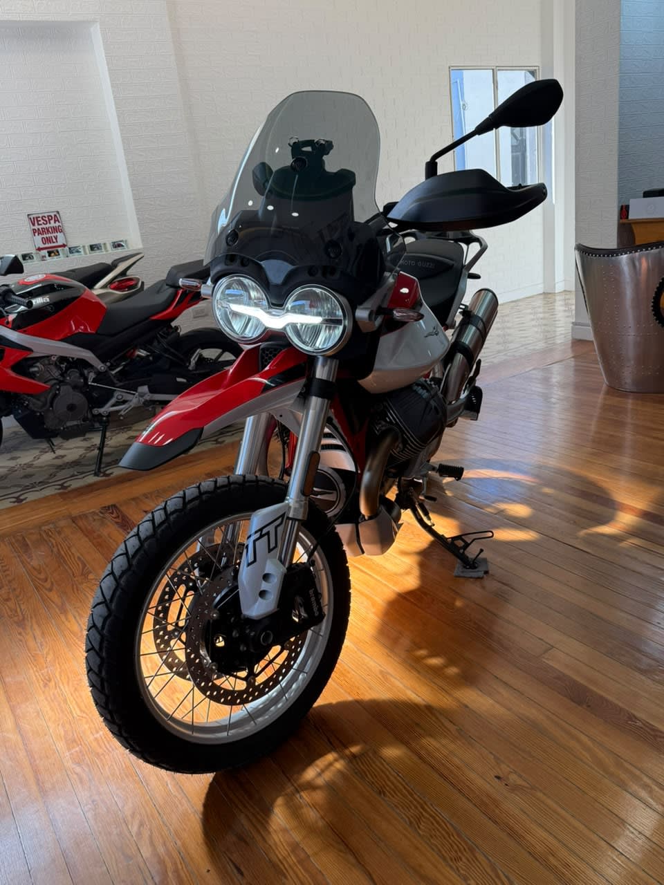 Moto Guzzi V85 TT - Thumbnail 11