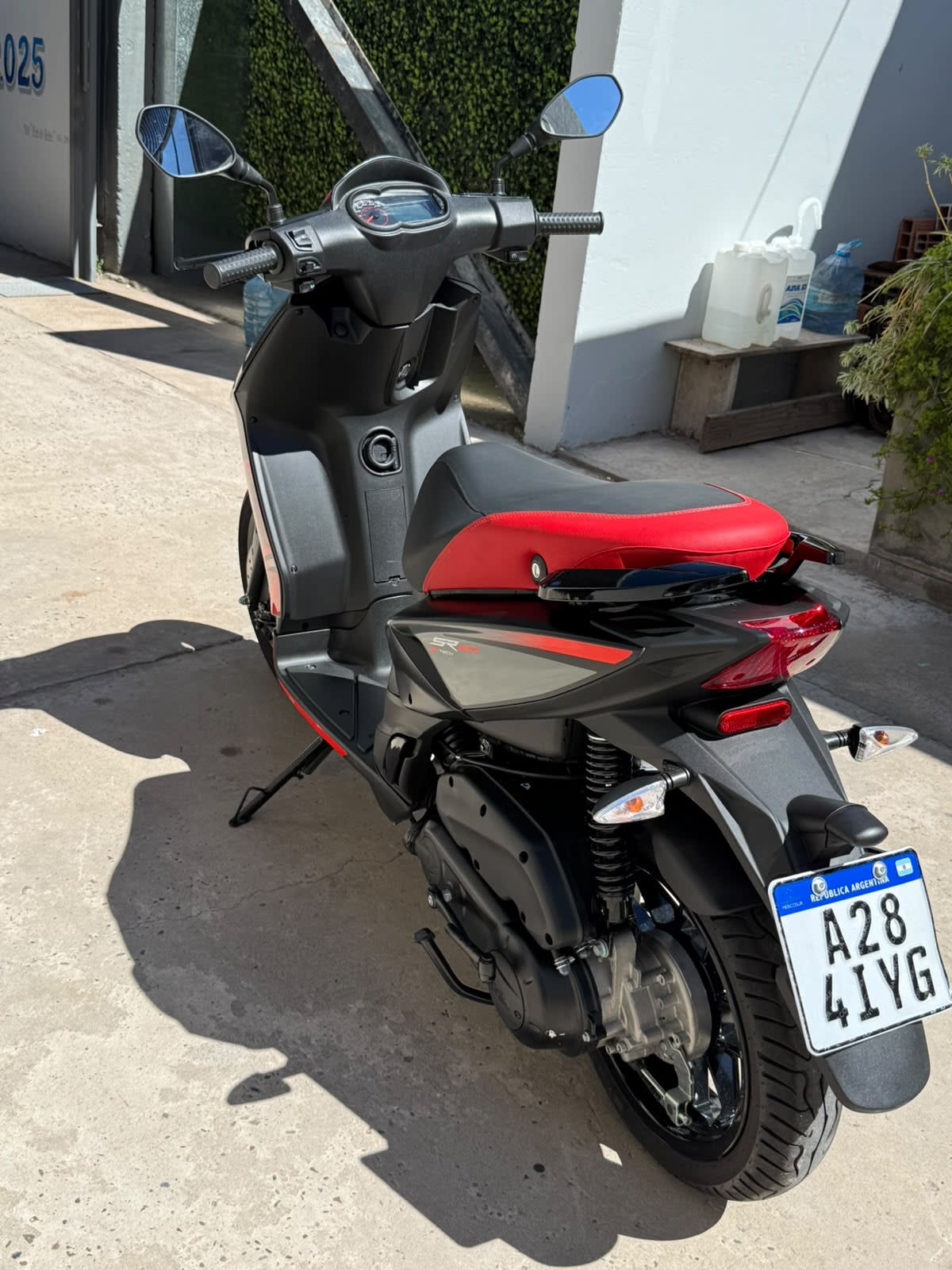 Aprilia SR 160 Black - Thumbnail 2