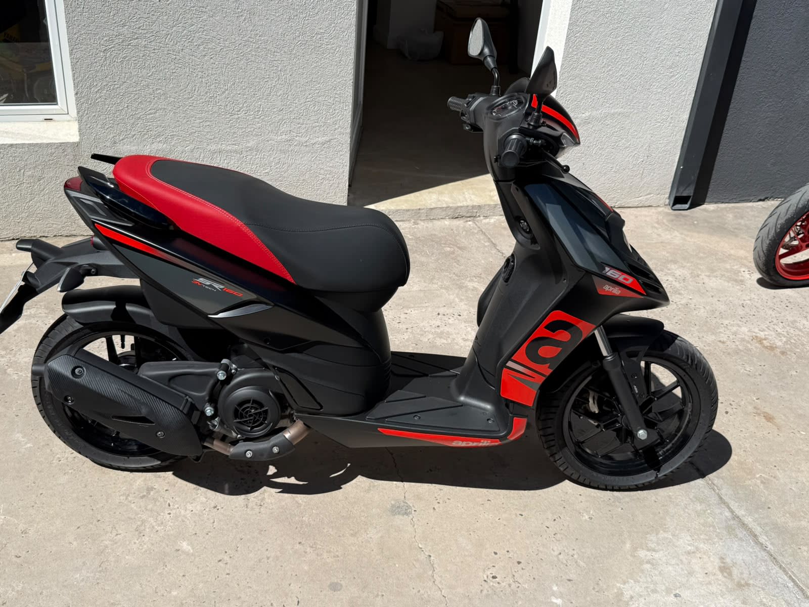 Aprilia SR 160 Black - Thumbnail 3