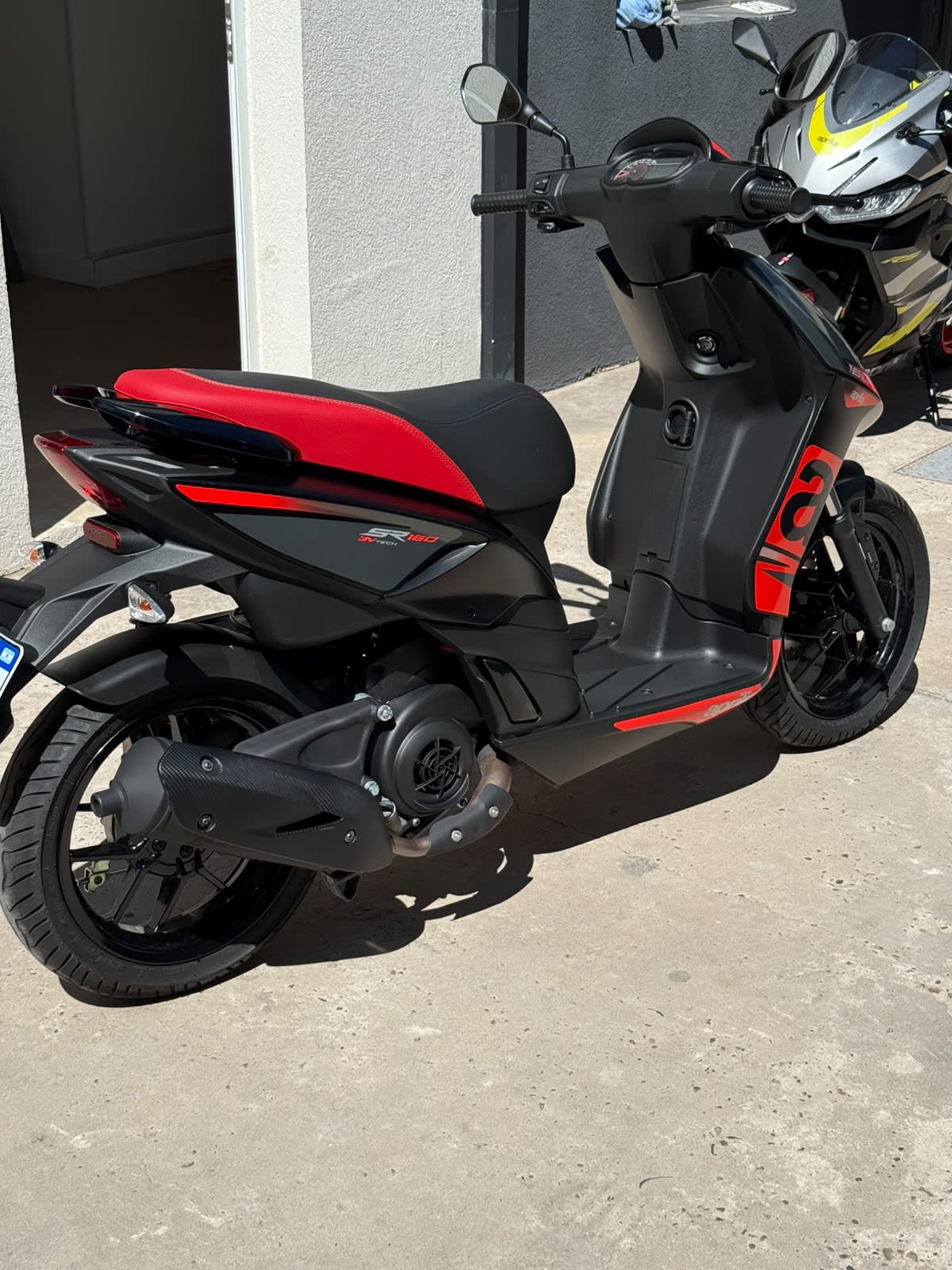 Aprilia SR 160 Black - Thumbnail 4