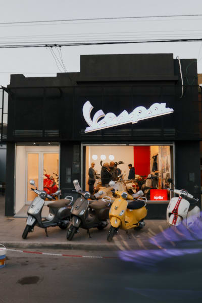 Fachada de Vespa Bahía iluminada