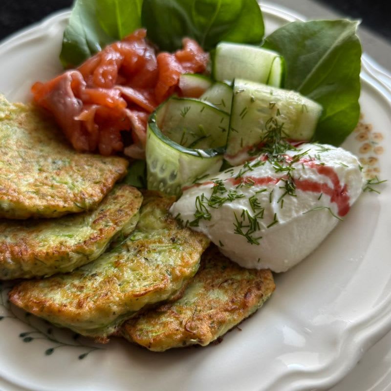 Оладьи из кабачка и сыра с йогуртом и рыбой.