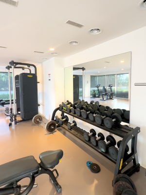 Appartement meublé de 108 m² à louer à Souissi, Rabat, résidence avec piscine et salle de sport