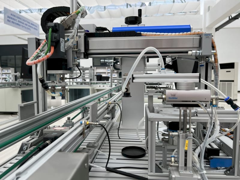 UK Manufacturing Stalls: Geopolitical Tensions Recede, Economic Headwinds Intensify