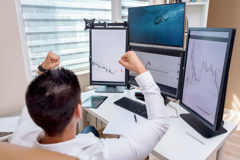 Market Meltdown: S&P 500 Plunges, Nasdaq Crashes 2% as Chip Sector Bloodbath Intensifies