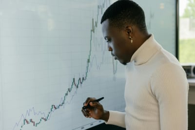 Tech Stock Outlook Shifts: Datadog Draws Bullish Calls While LEM Holding Faces Analyst Caution