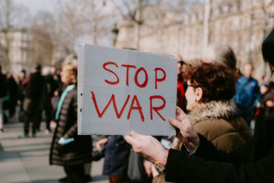 Iran Escalates Tensions, Trump Convenes Cabinet Amidst Global Oil Chokepoint Crisis