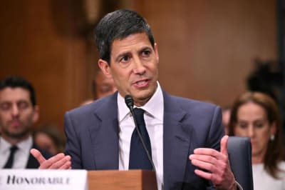 Rookie Fed Chair Warsh Faces Mounting Pressure as Jobs Data Bolster Rate Hike Bets