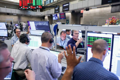 Tech Tumble Sinks US Futures as Oil Surges Amid Market Volatility