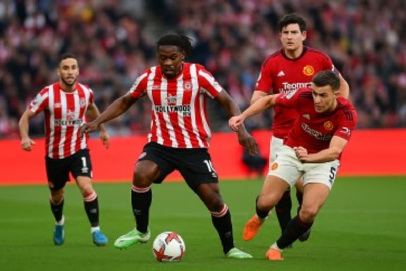 “Thiago Double Shocks United: Brentford Lead 2–1 at Half Over Old Foes”