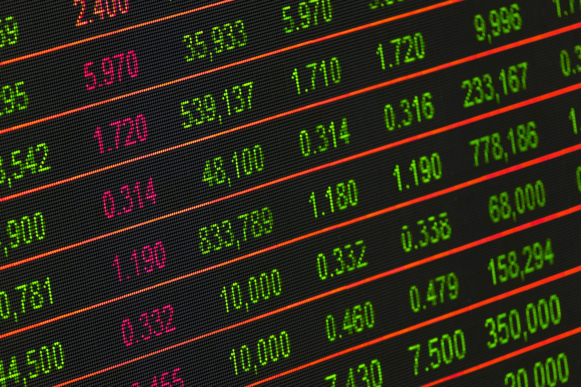 Wall Street Surges to Unprecedented Highs as Geopolitical Tensions Ease, Oil Prices Dip