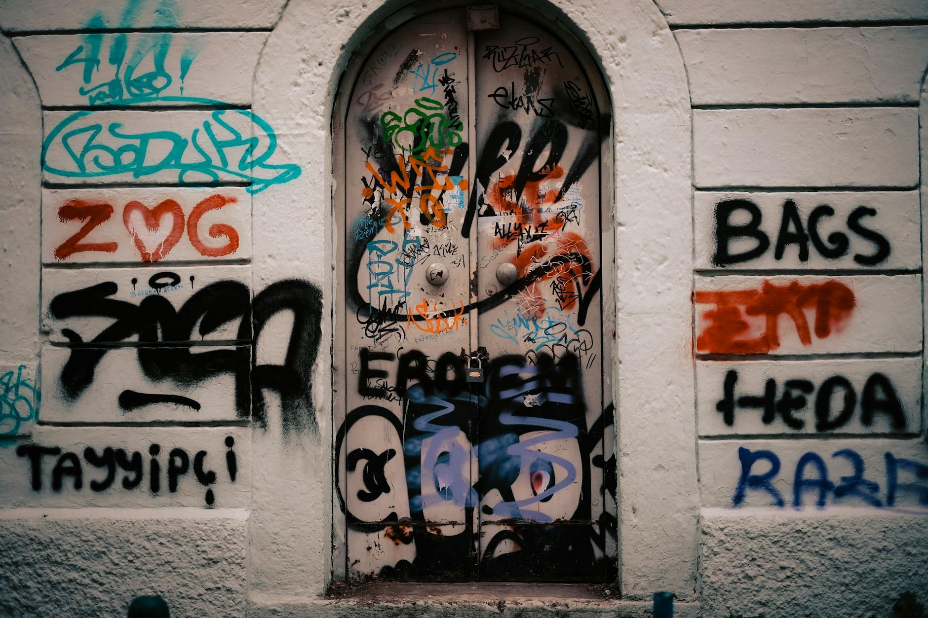 Tech Rebound Lifts Major Indices Amidst Persistent Inflationary Headwinds and Broad Market Decline