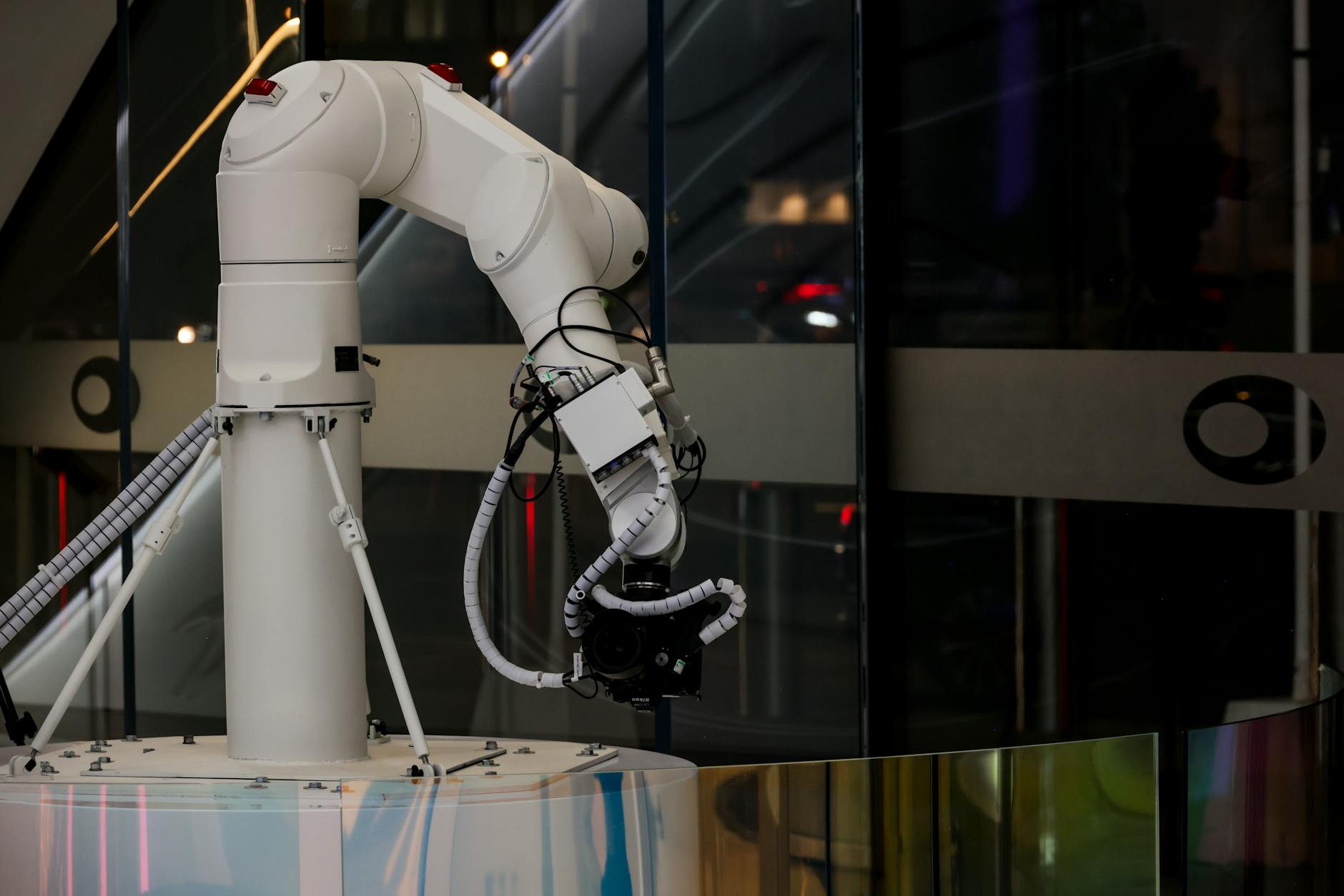Artificial Intelligence Poised to Reshape White-Collar Workforce, Experts Warn of Growing Disparities