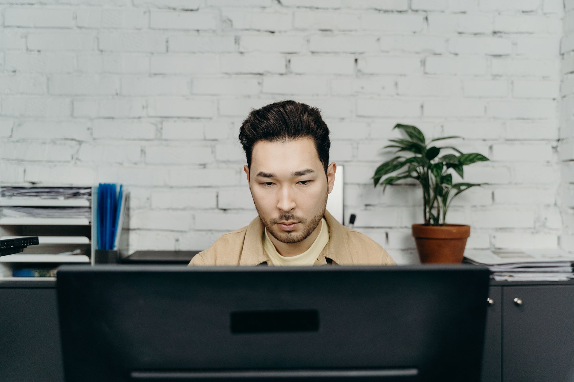 Survey: 86% of office workers are polite to AI