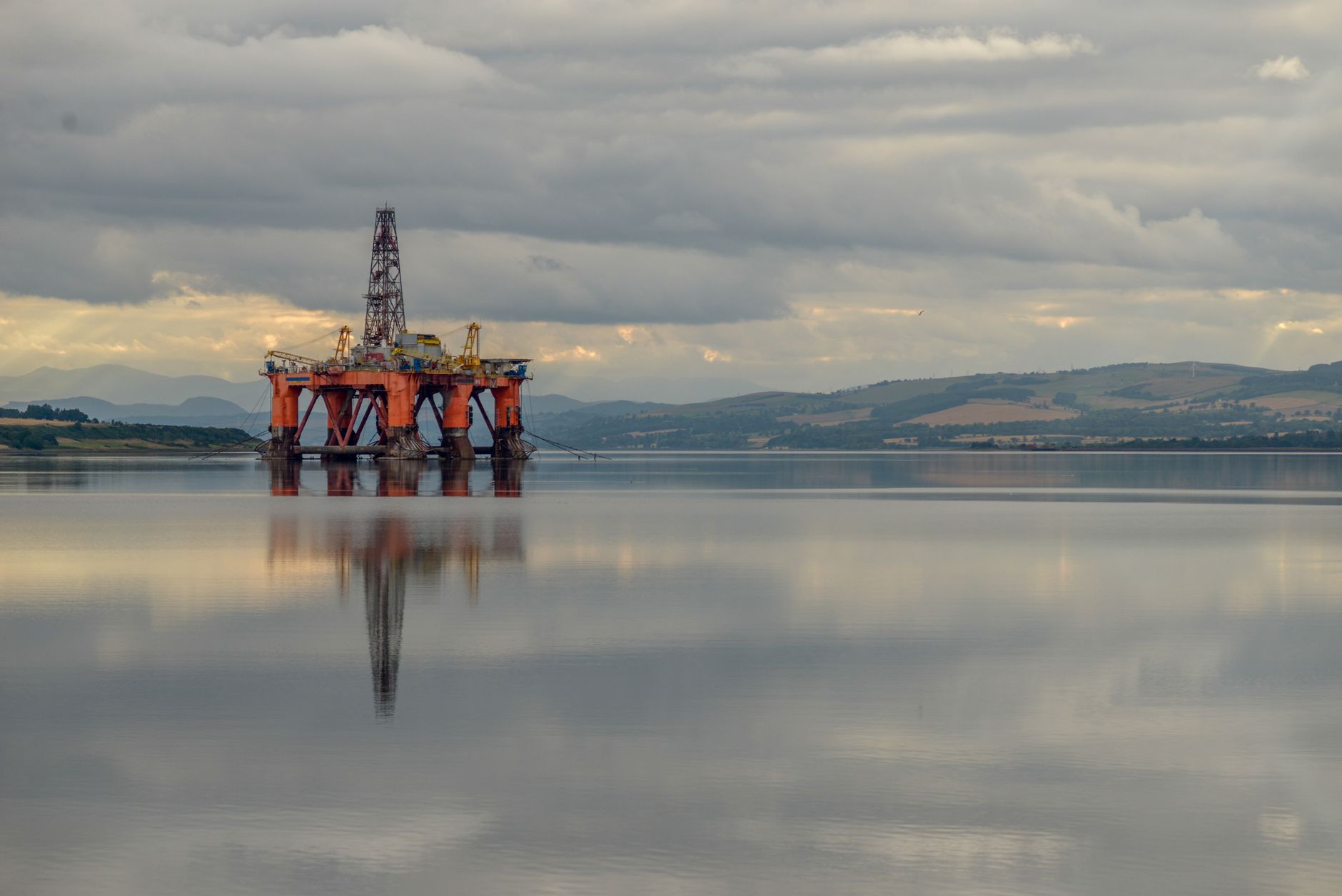 Climate Crisis and Tech Race Reshape Oil Markets Amidst Price Volatility