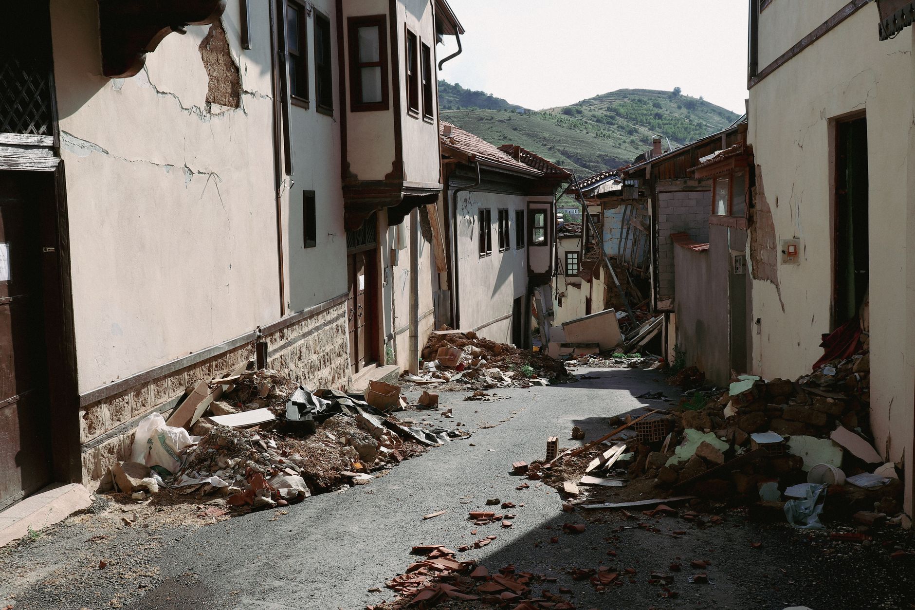 Venezuela Rocked by Twin Earthquakes: Buildings Crumble in Capital