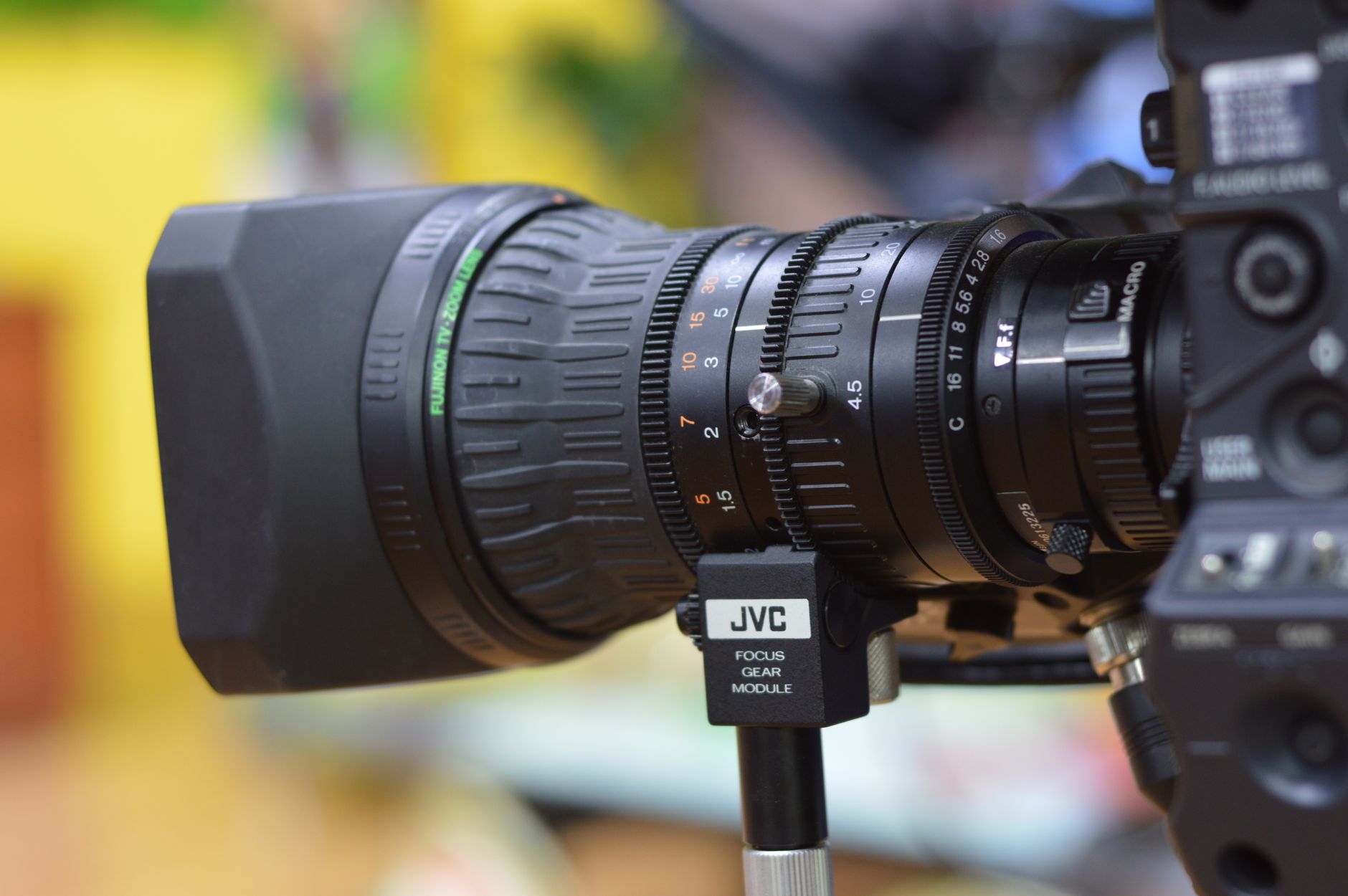 Sony Unleashes RX10 V Superzoom: Redesigned Powerhouse Captures Stunning 4K 120p Video
