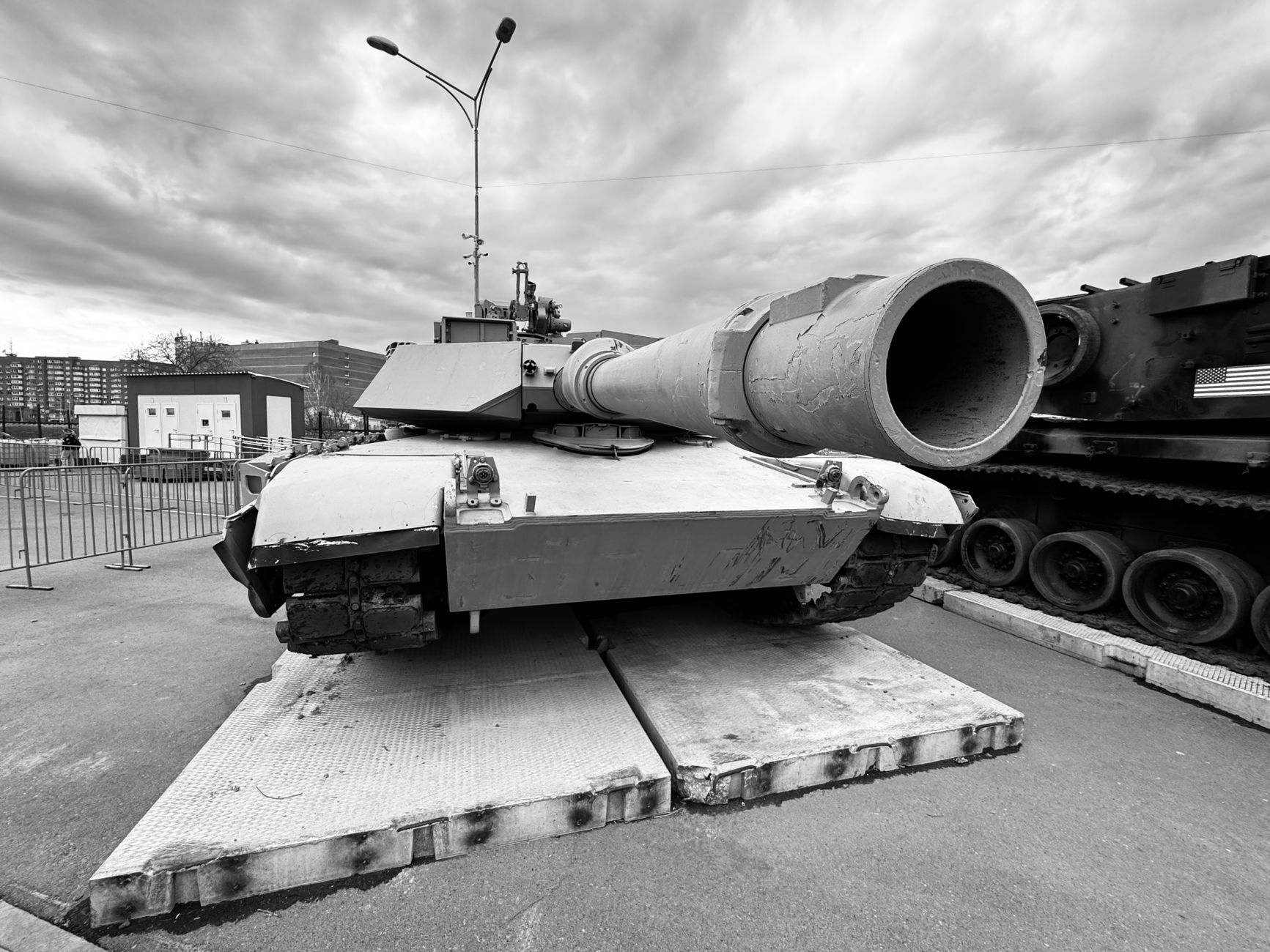 Navigating the Vortex: Global Economy Confronts War, Tech Upheaval, and Shifting Fortunes