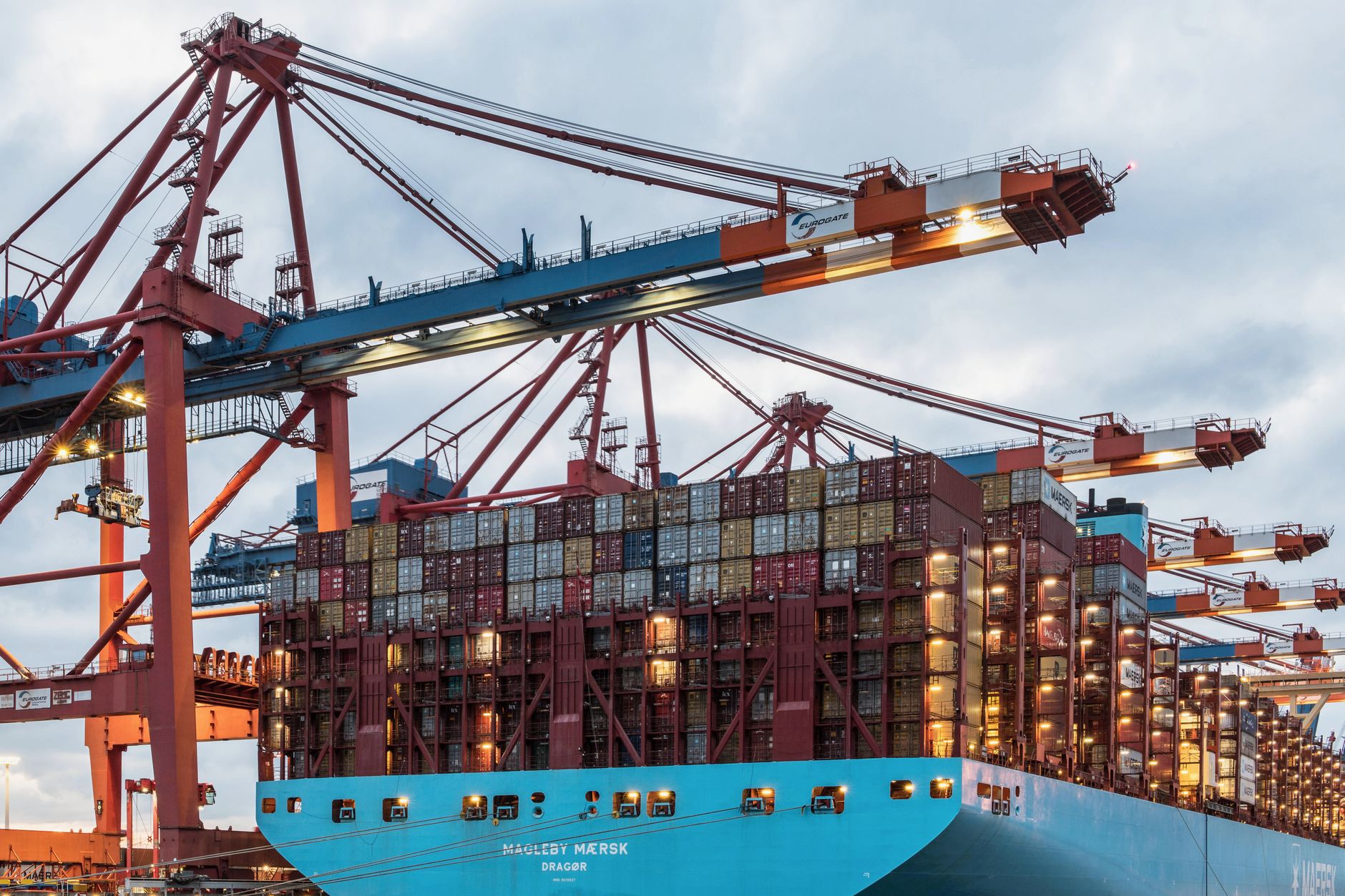 Escalating Global Trade Tensions: New Sanctions, Export Controls, and Tariff Wars Erupt