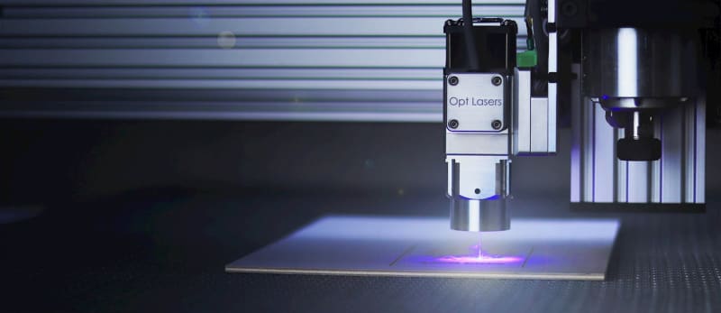 High-pulse-energy integrated mode-locked laser using a Mamyshev oscillator