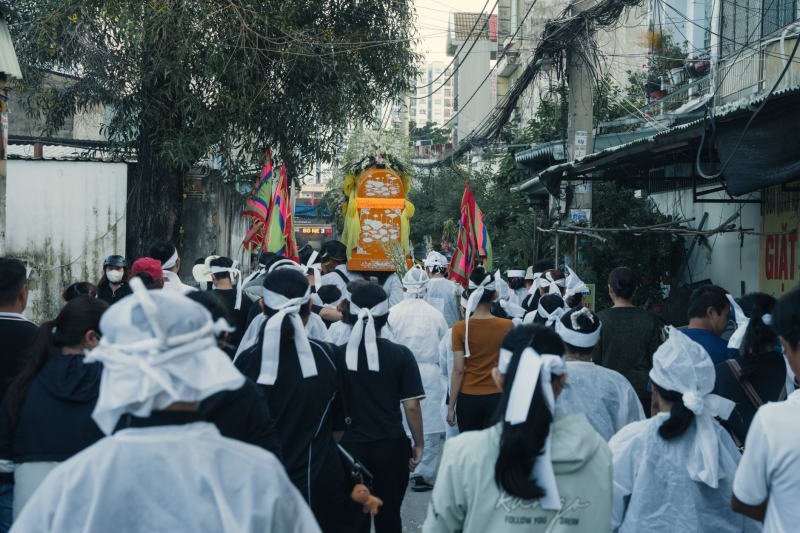 Iran Plunged into Uncertainty: Supreme Leader's Death Ignites Succession Crisis Amidst War