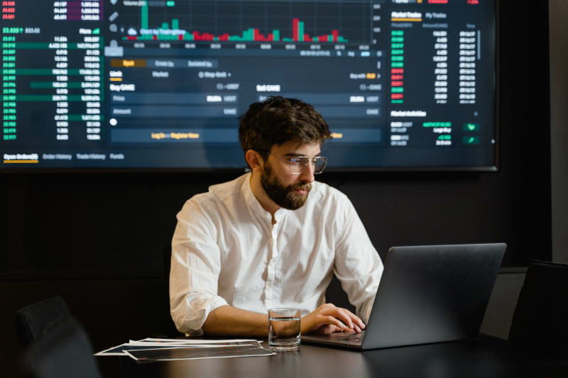 Market Meltdown: S&P 500 Plunges, Nasdaq Crashes 2% as Chip Sector Bloodbath Intensifies