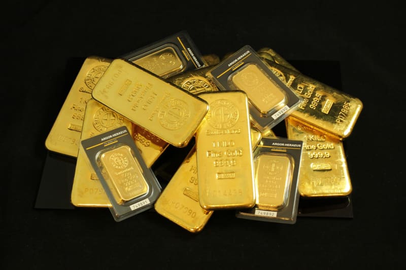Federal Reserve's Rate Hold Ignites Gold Rally, Signaling Shifting Economic Tides