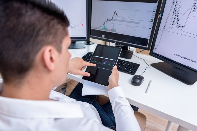 Navigating Volatility: How Savvy Investors Are Positioning Themselves Before the Next Market Correction