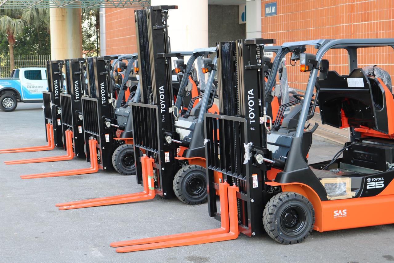 Góc trước bên hông dãy xe nâng Toyota 8FB25