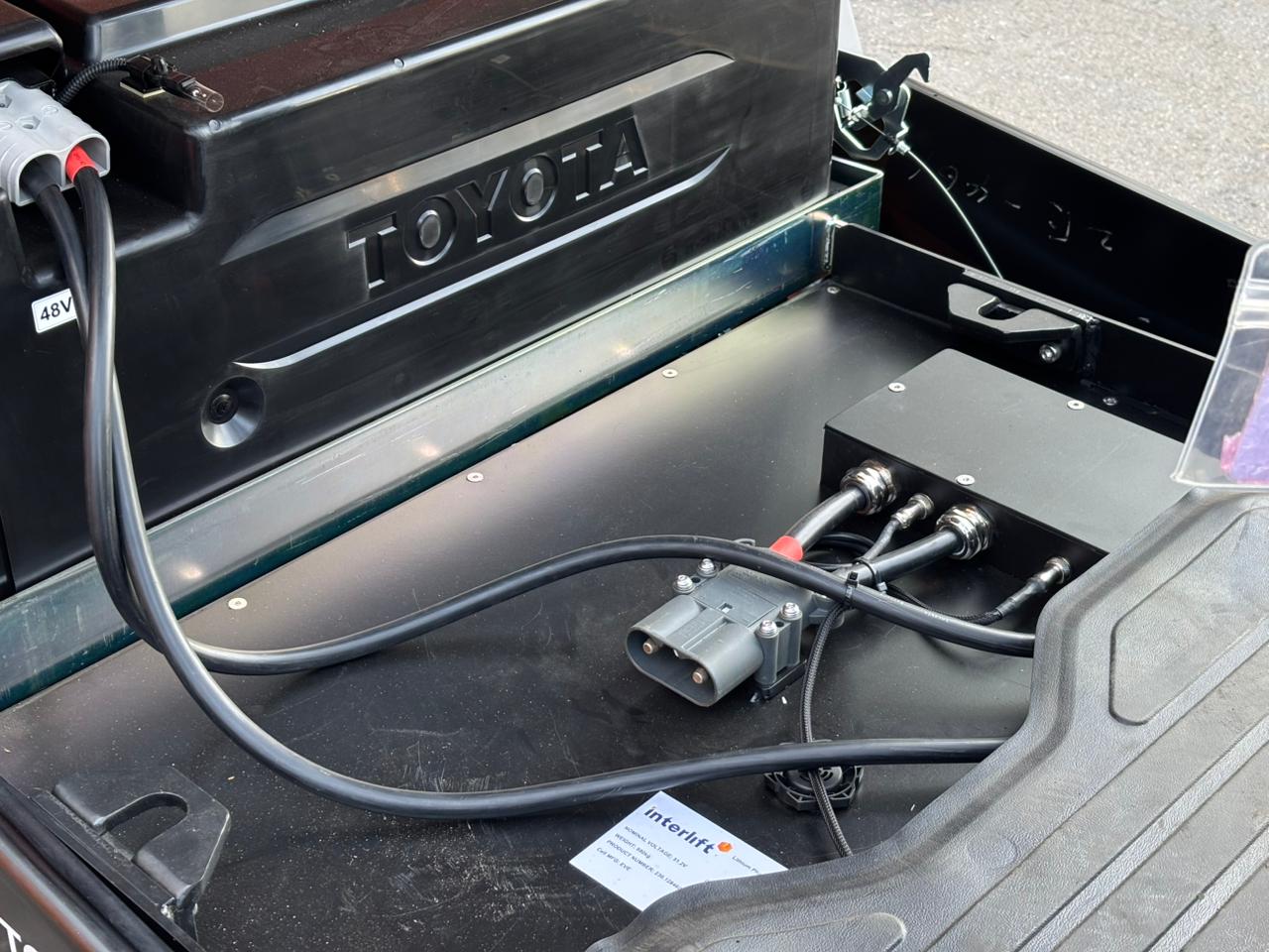 Khoang pin lithium trên xe nâng Toyota 8FB25 thực tế