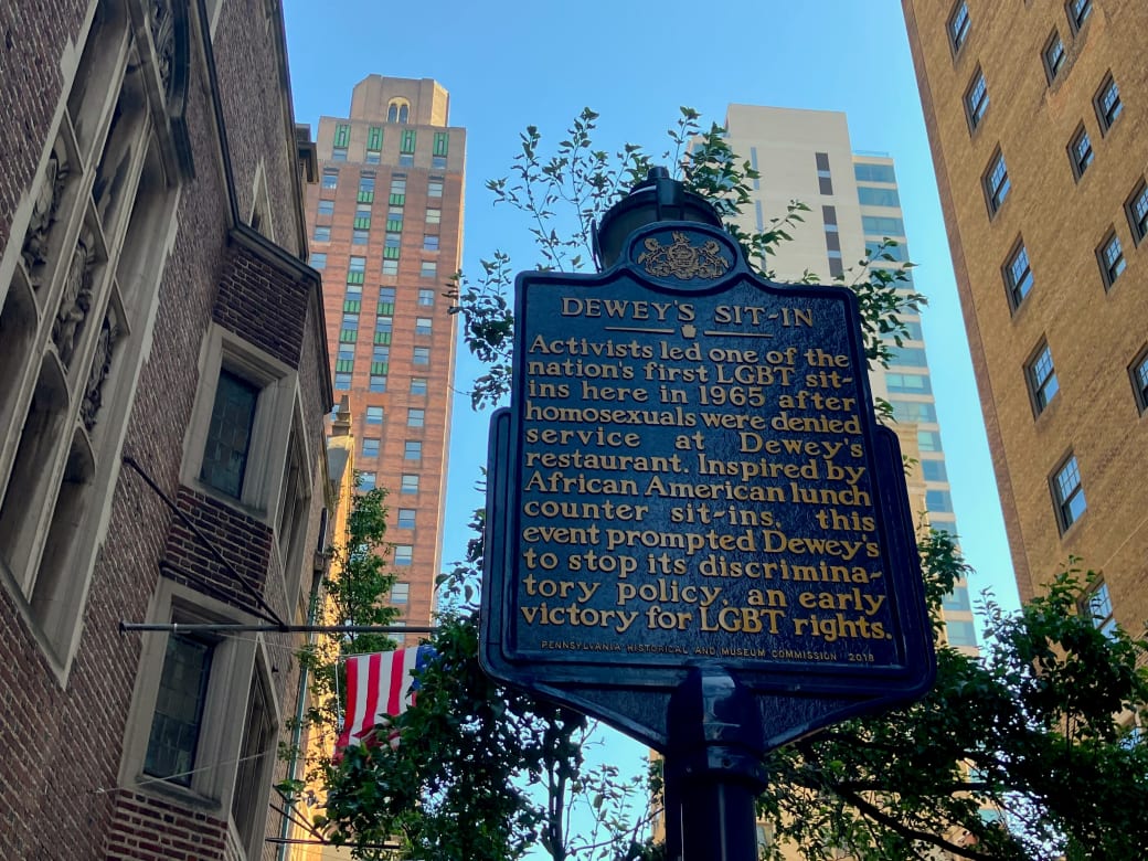 A marker at the former 17th Street location of Dewey’s stands at 219 S. 17th St. (Siani Colón / City Cast Philly)