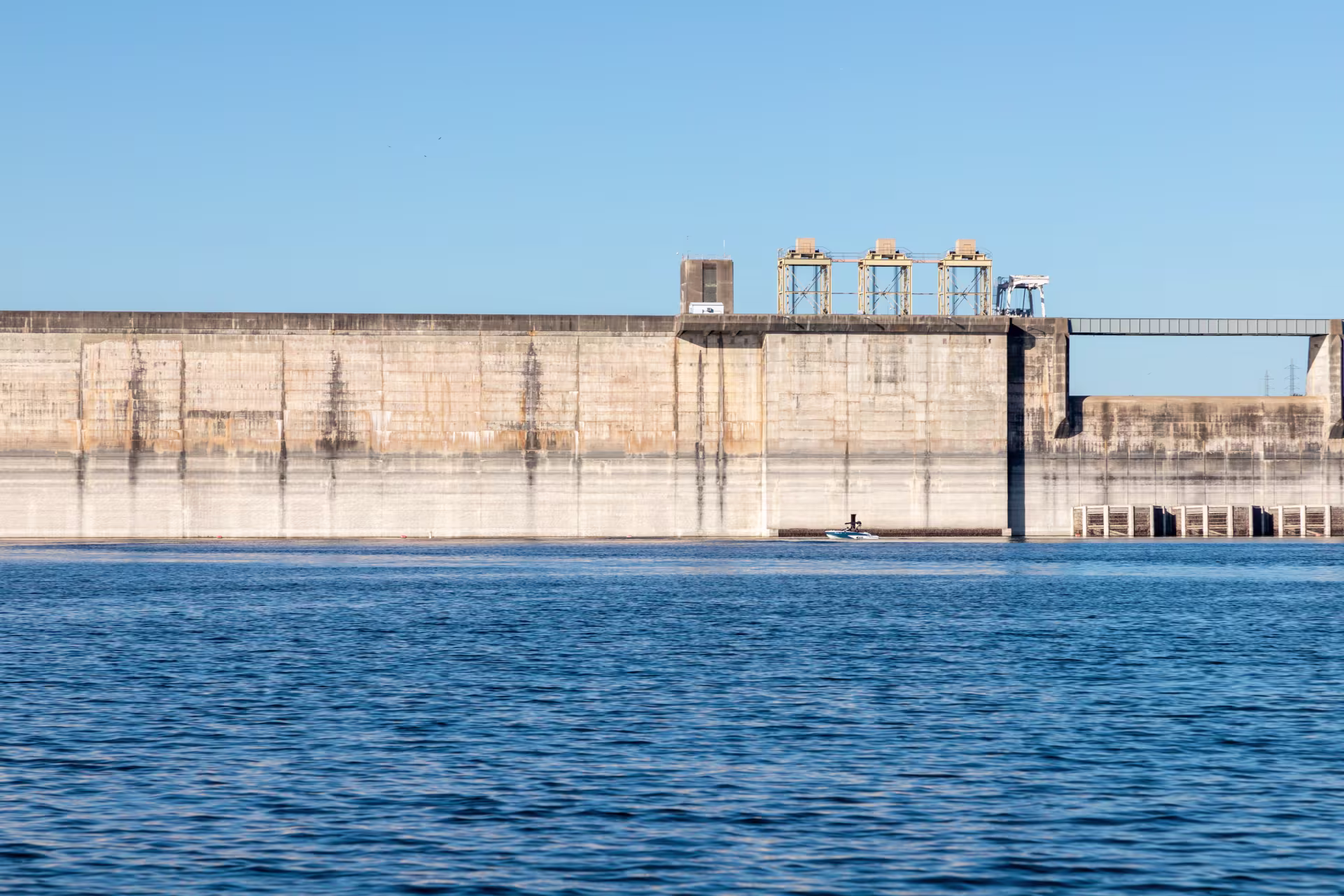 A dam next to some water.