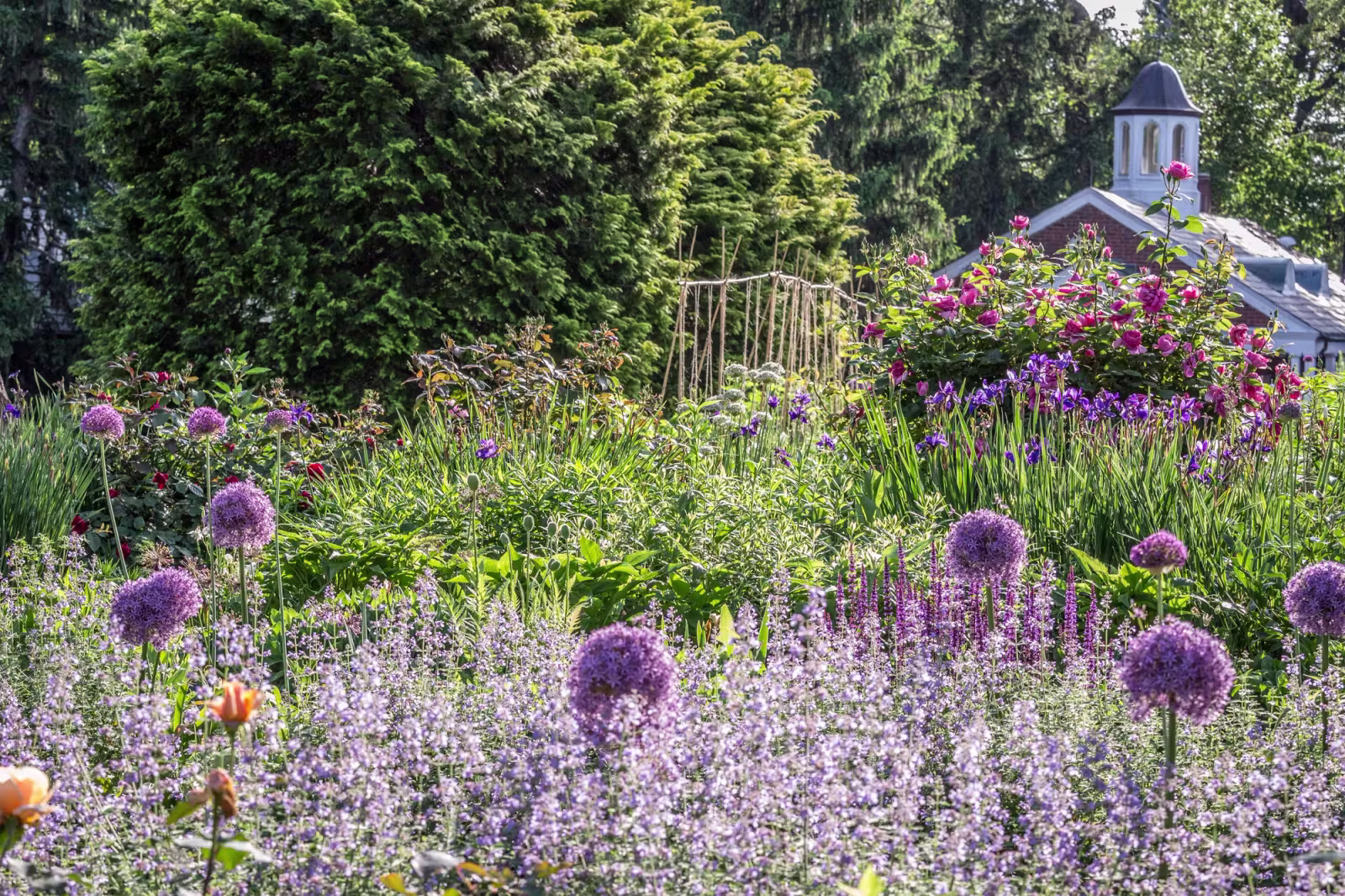 Gardens at Hillwood Estate. (Photographed by Erik Kvalsvik/ Courtesy Hillwood Estate, Museum & Gardens)