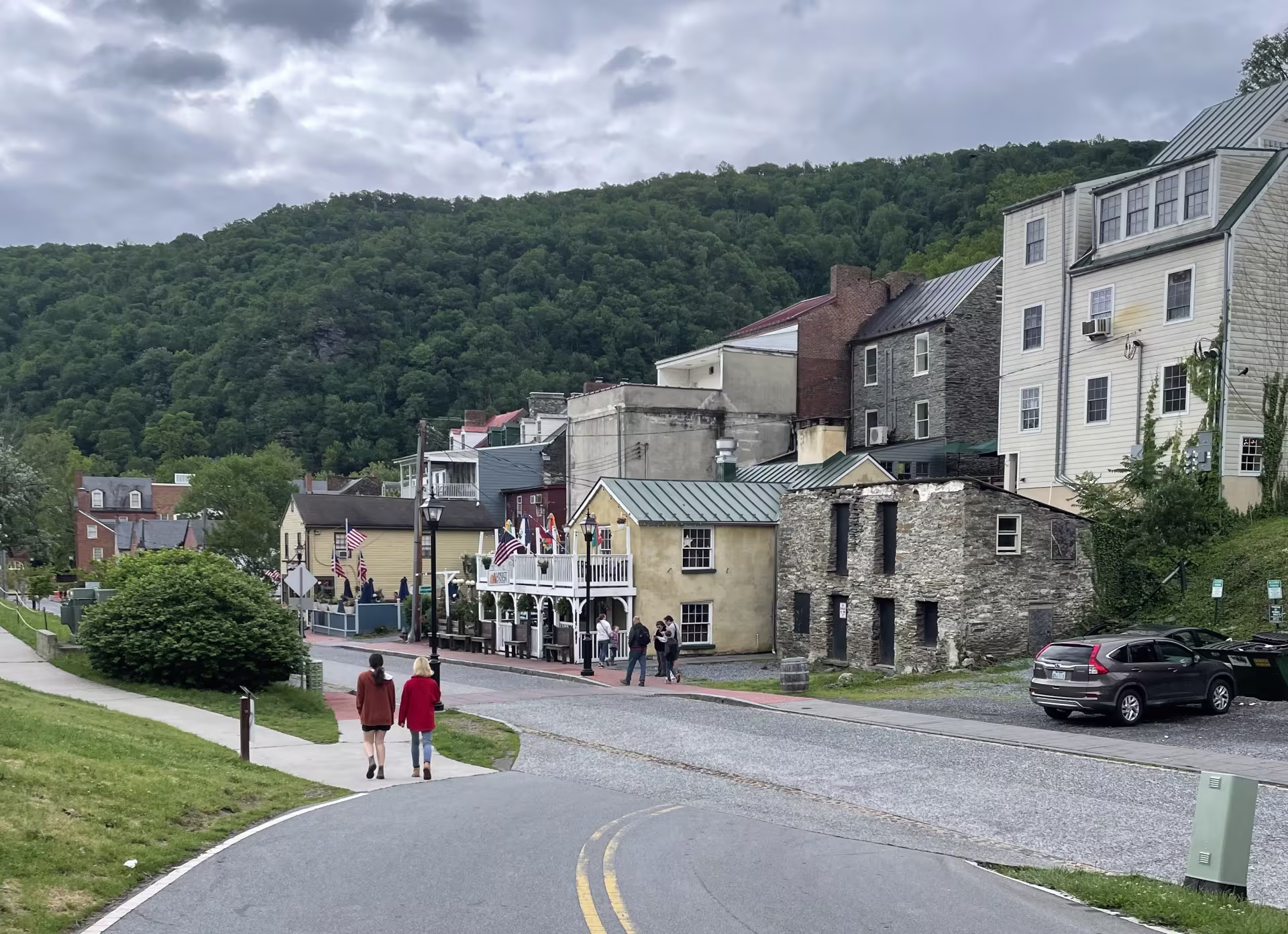 Walking to the trailhead in Harpers Ferry. (Kaela Cote-Stemmermann/City Cast DC)