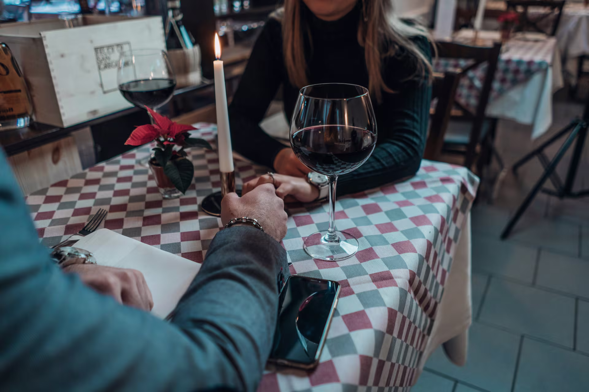 Image of a faceless couple on a date at a restaurant