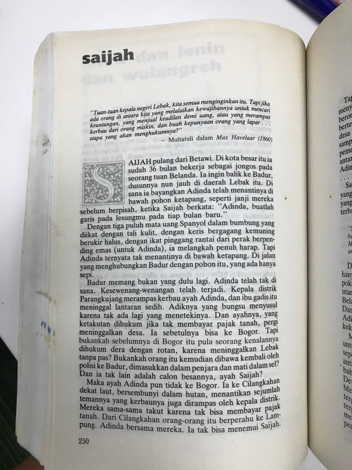 Buku Catatan Pinggir karya Goenawan Mohamad yang memuat esai tentang Saija