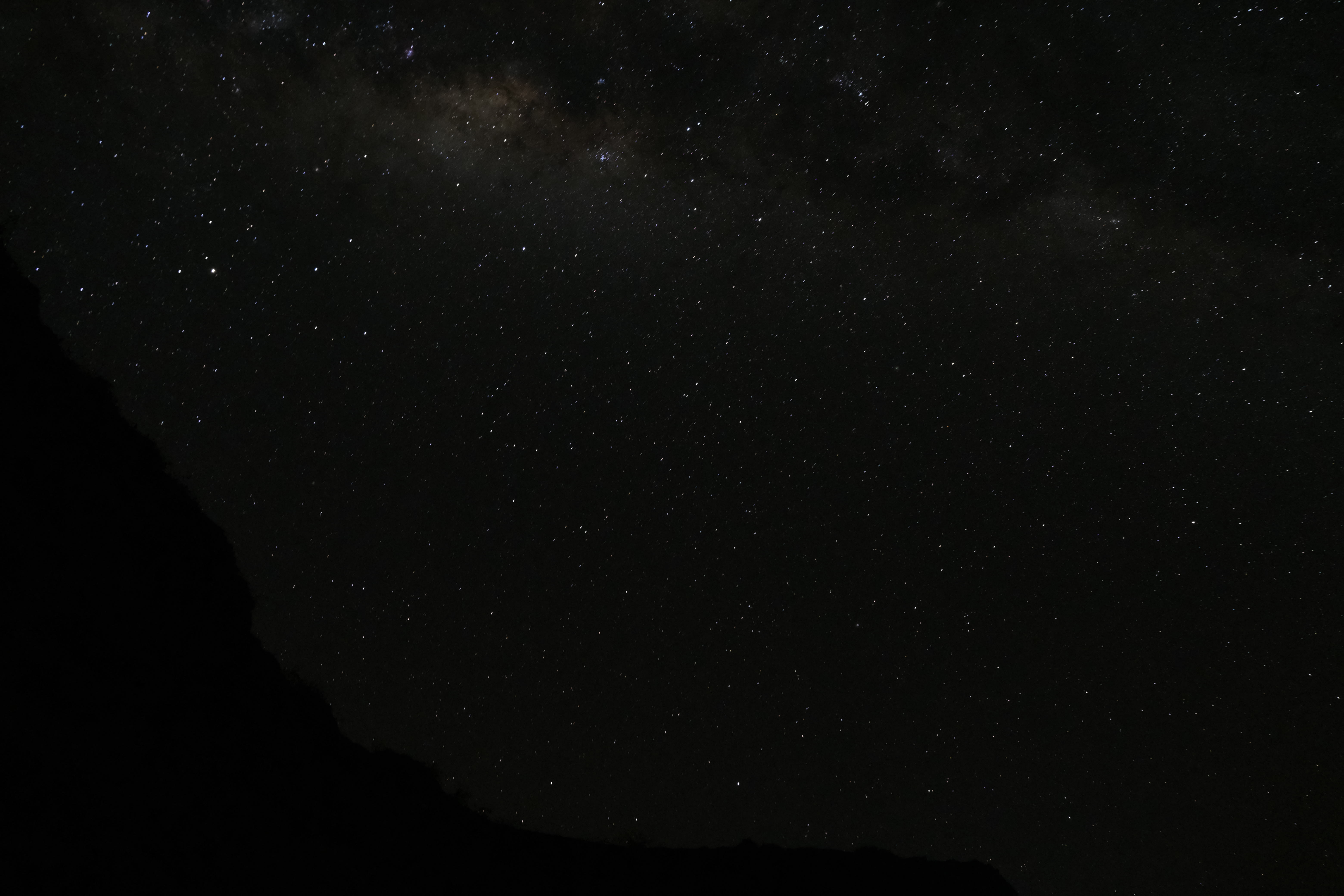 Bulan Dari Kejauhan