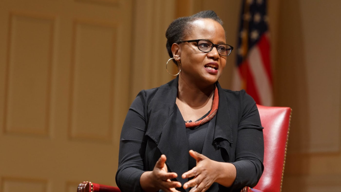 A escritora Edwidge Danticat, finalista do National Book Award de ficção em 2026, fala sentada numa poltrona vermelha durante evento da Biblioteca do Congresso