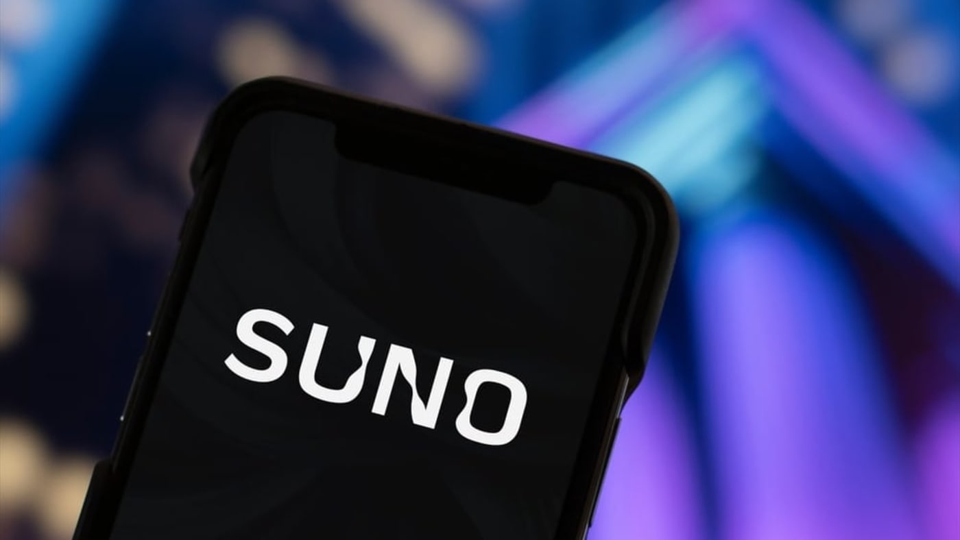 Smartphone exibindo a tela inicial com o logotipo da plataforma de inteligência artificial Suno
