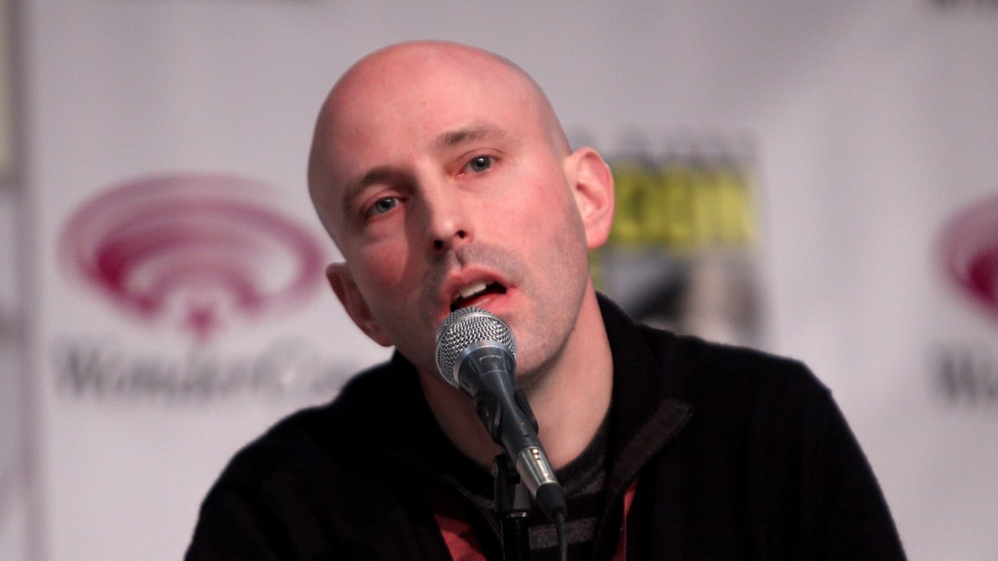 Brian K. Vaughan falando ao microfone durante um painel