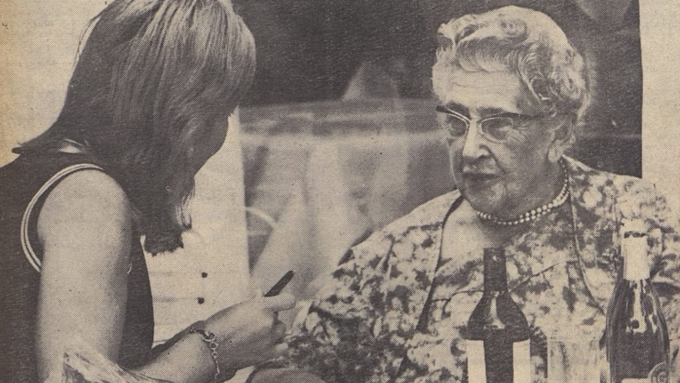 Agatha Christie durante uma entrevista à mesa